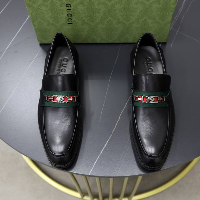 出厂价: 牛里 品牌：古奇gucci 尺码：38-44 45可定制 等级： 专柜经典款 材料： 原版软牛皮鞋面 舒适牛皮内里 原版轻便大底 款式类别：商务休闲套